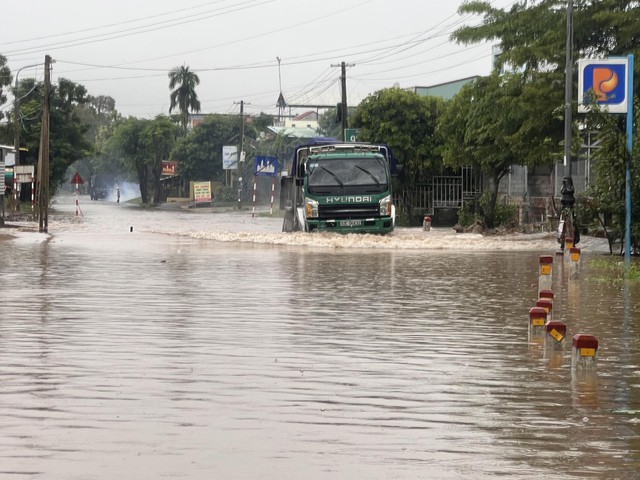 Nhiều tuyến đường ở Quảng Nam vẫn ngập sâu, đèo Hải Vân vẫn chưa thông xe - Ảnh 1.