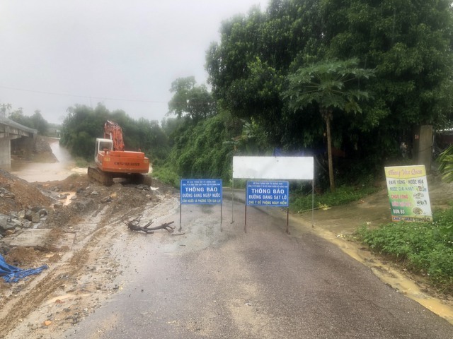 Nhiều tuyến đường ở Quảng Nam vẫn ngập sâu, giao thông đi lại khó khăn - Ảnh 2.