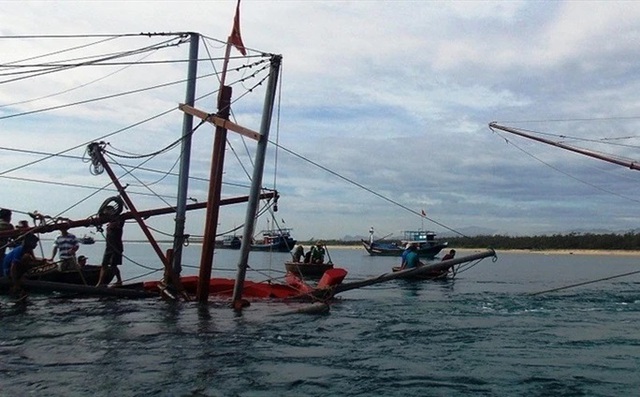 Quảng Nam: Tàu câu mực chìm trên biển, 14 ngư dân đang mất tích - Ảnh 1.