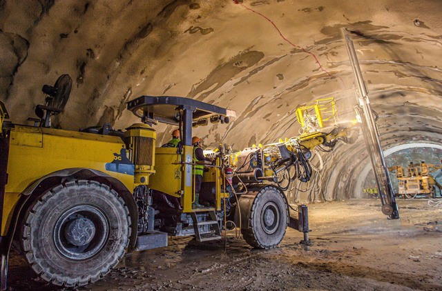 Nhà thầu chuyên đào hầm dùng gần 332 tỷ đồng mua máy móc, thiết bị mới - Ảnh 1.