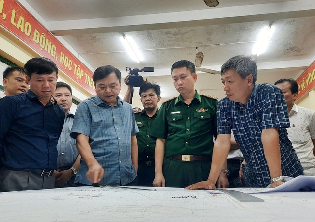 Thủ tướng yêu cầu tổng lực, khẩn trương tìm kiếm người mất tích trong vụ chìm 2 tàu cá Quảng Nam - Ảnh 3.