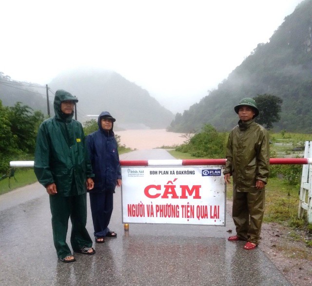 Mưa lớn khiến nhiều tuyến đường ở vùng núi Quảng Trị ngập cục bộ - Ảnh 2.