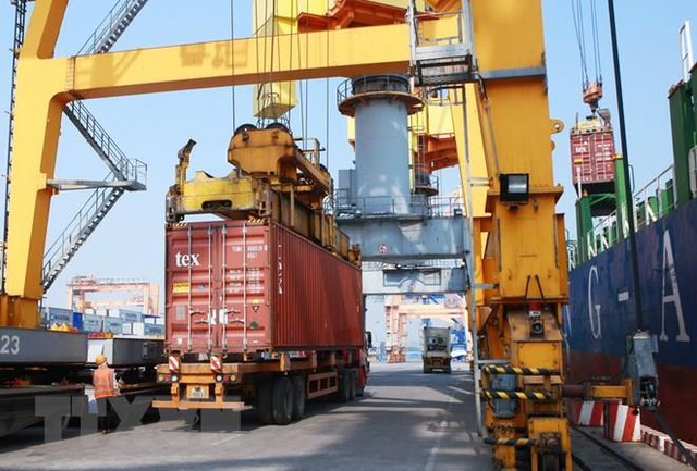 Nghịch lý giá dịch vụ bốc xếp container ở cảng biển Việt Nam - Ảnh 1.