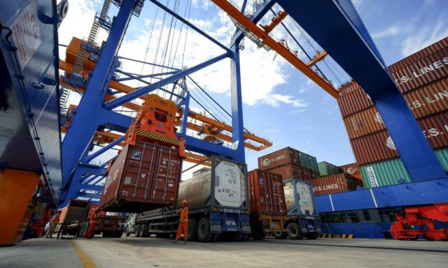 Nghịch lý giá dịch vụ bốc xếp container ở cảng biển Việt Nam - Ảnh 2.