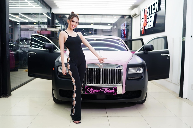 Chiếc siêu sedan Rolls-Royce Ghost được Ngọc Trinh độ gói Black Pink.