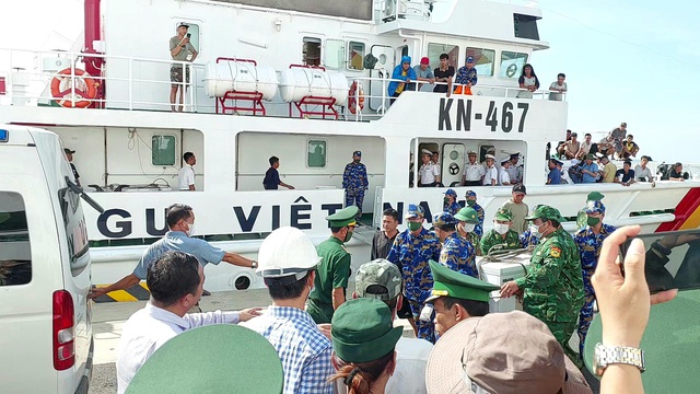 Quảng Nam đề nghị tìm kiếm 13 ngư dân mất tích trên biển đến hết ngày 22/10 - Ảnh 3.