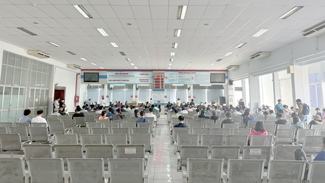 Mỗi ngày ga Sài Gòn chỉ bán được 300 vé tàu, người dân chuyển qua hình thức mua online - Ảnh 1.