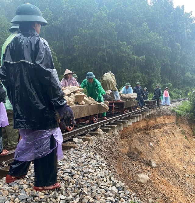 Đội mưa xuyên đêm khắc phục sạt lở đường sắt qua Hà Tĩnh - Ảnh 1.