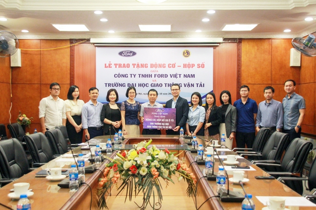 Ford Việt Nam trao tặng động cơ và hộp số tại Trường Đại học Giao thông Vận tải Hà Nội.