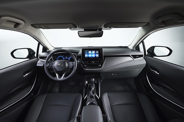 Khoang nội thất Toyota Corolla Altis 2023 không có thay đổi gì ngoại trừ kích thước màn hình được mở rộng lên 12,3 inch.