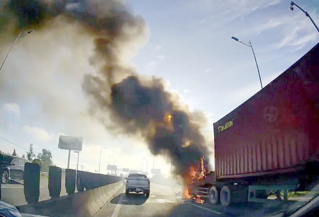 Xe container bốc cháy dữ dội trên cao tốc TP.HCM - Long Thành - Dầu Giây - Ảnh 1.