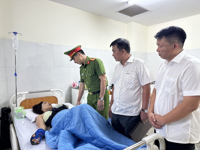 Thăm hỏi, hỗ trợ các nạn nhân trong vụ TNGT ở Đắk Lắk khiến 13 người thương vong - Ảnh 1.