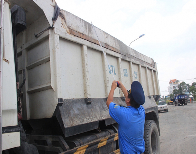 Lực lượng Thanh tra giao thông kiểm tra xử lý xe cơi nới thùng hàng trên địa bàn TP. Hồ Chí Minh