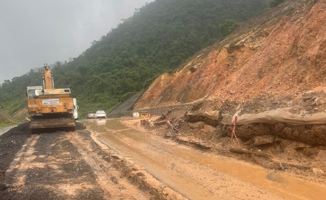 Phát sinh điểm sạt lở nghiêm trọng trên tuyến La Sơn - Túy Loan sau mưa lớn- Ảnh 2.