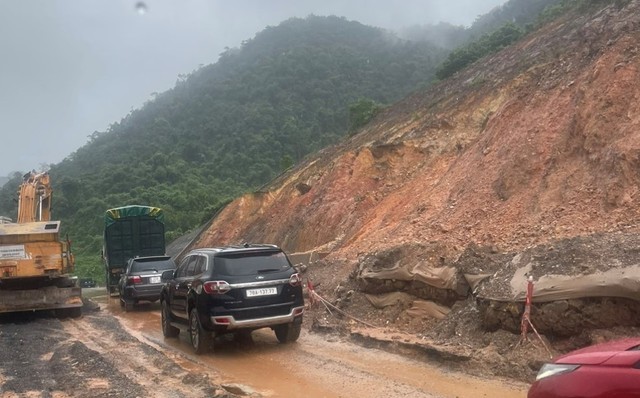 Phát sinh điểm sạt lở nghiêm trọng trên tuyến La Sơn - Túy Loan sau mưa lớn- Ảnh 1.