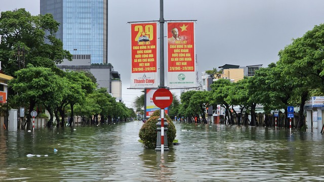 Mưa lớn khiến nhiều tuyến đường ở Thừa Thiên - Huế ngập nặng, người dân vất vả đi lại- Ảnh 1.