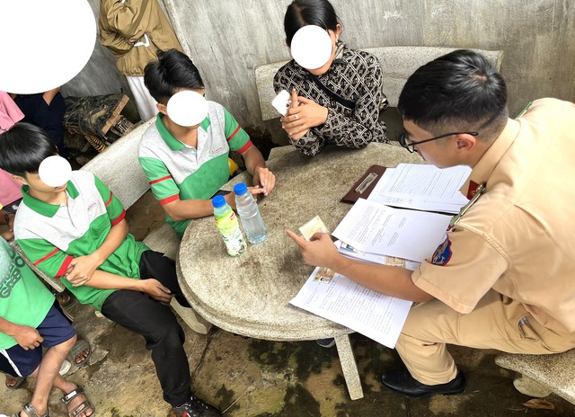 CSGT Kon Tum xử phạt 2 thanh niên vi phạm TTATGT, đăng tải lên TikTok- Ảnh 1.