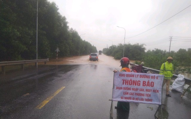 Mưa lớn khiến nhiều tuyến đường ở Thừa Thiên - Huế ngập nặng, người dân vất vả đi lại- Ảnh 6.