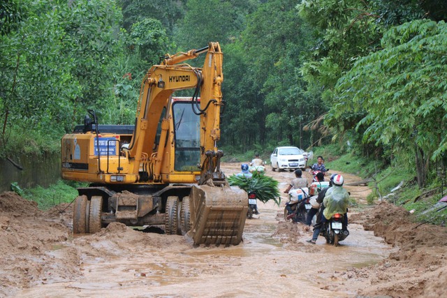 Nhiều quốc lộ, tỉnh lộ ở Quảng Nam, Quảng Ngãi bị sạt lở, ngập lụt sâu, gây tắc đường- Ảnh 1.