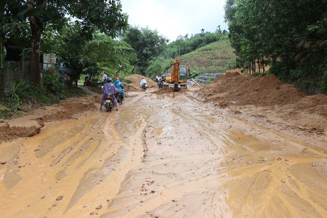 Nhiều quốc lộ, tỉnh lộ ở Quảng Nam, Quảng Ngãi bị sạt lở, ngập lụt sâu, gây tắc đường- Ảnh 4.