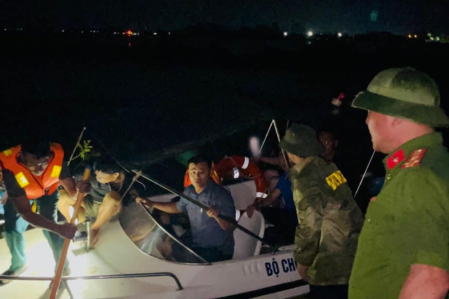 Lực lượng công an, quân sự dùng ca nô đưa 9 công nhân vào bờ