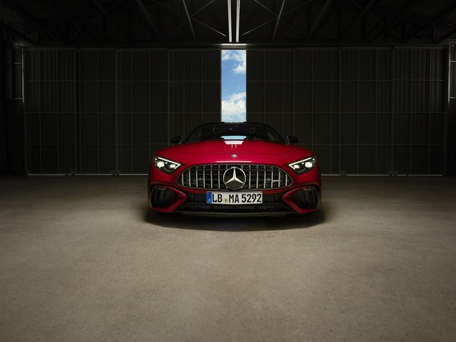 Các thông số kỹ thuật chi tiết của Mercedes-AMG SL 63 S E Performance chưa được tiết lộ.