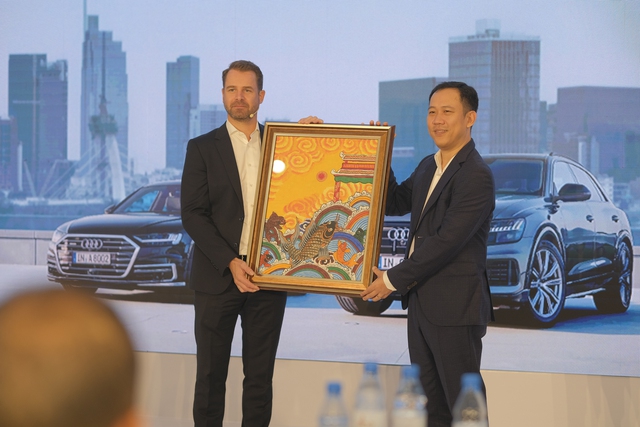 Ông Ferry Enders, Giám đốc điều hành nhà nhập khẩu chính thức và ông Trần Tấn Trung, Tổng giám đốc nhà phân phối Audi.