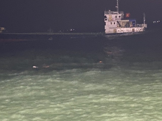 Video: Ứng cứu thành công tàu chở dầu cùng 11 thuyền viên gặp nạn trên vùng biển Quảng Nam - Ảnh 1.