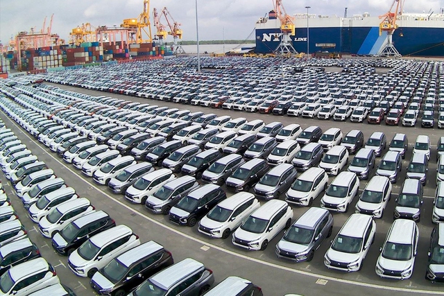 Lượng xe nhập khẩu tồn kho lớn là một trong những nguyên nhân khiến kim ngạch nhập khẩu ô tô sụt giảm bất chấp thị trường đã bước vào giai đoạn nước rút cuối năm.