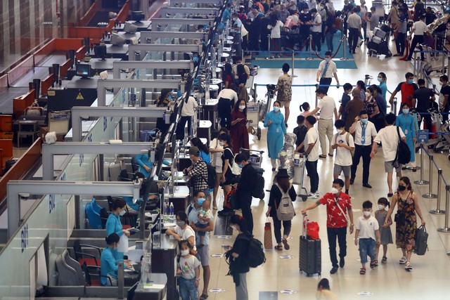 Hành khách làm thủ tục tại Cảng hàng không Quốc tế Nội Bài