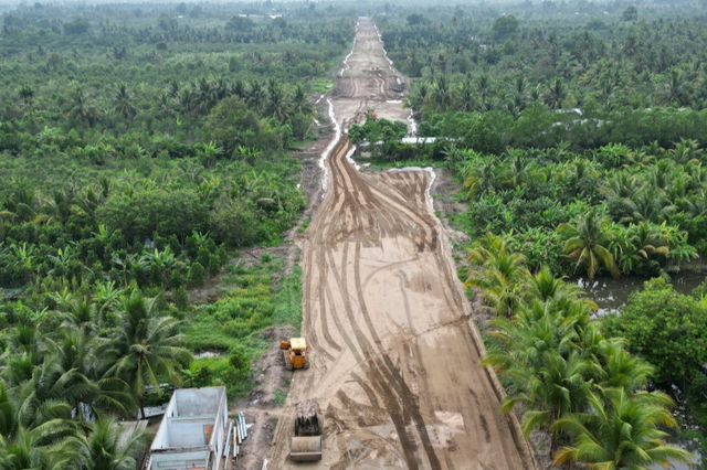 Cao tốc Cần Thơ - Cà Mau thi công chậm do thiếu vật liệu đắp nền đường- Ảnh 1.