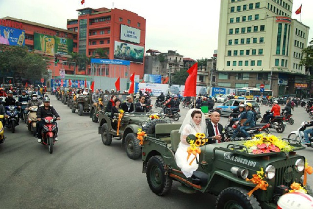 Dàn gần 30 xe Jeep cổ rước dâu tại Hà Nội- Ảnh 1.