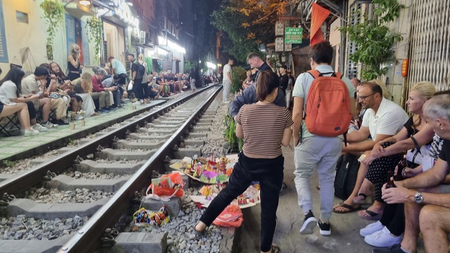 Video: Du khách liều mình trải nghiệm cà phê đường tàu ở Hà Nội - Ảnh 5.