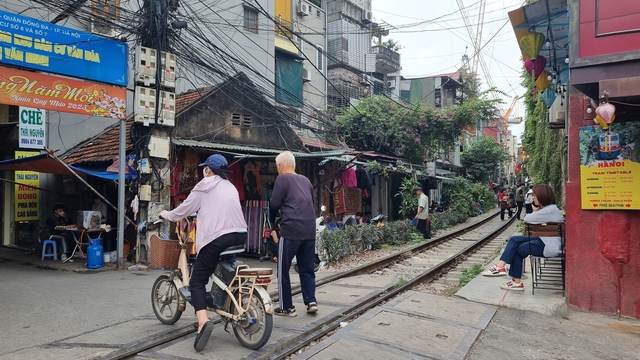 Video: Du khách liều mình trải nghiệm cà phê đường tàu ở Hà Nội - Ảnh 1.