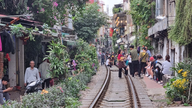 Video: Du khách liều mình trải nghiệm cà phê đường tàu ở Hà Nội - Ảnh 2.