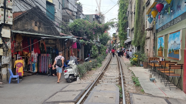 Video: Du khách liều mình trải nghiệm cà phê đường tàu ở Hà Nội - Ảnh 3.