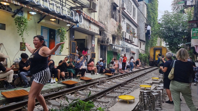 Video: Du khách liều mình trải nghiệm cà phê đường tàu ở Hà Nội - Ảnh 4.