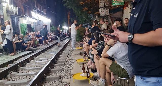 Video: Du khách liều mình trải nghiệm cà phê đường tàu ở Hà Nội - Ảnh 8.