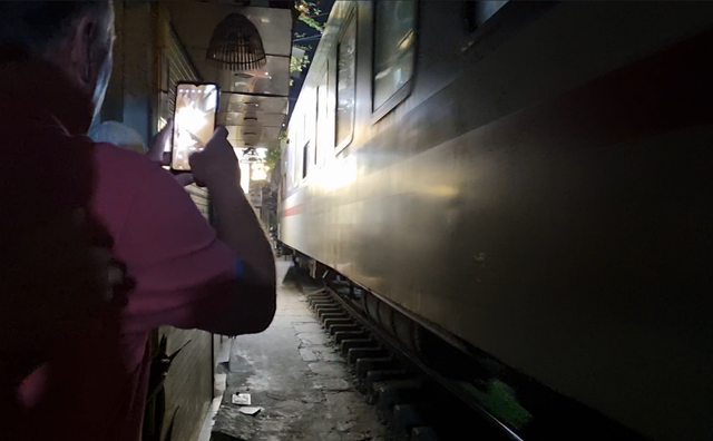 Video: Du khách liều mình trải nghiệm cà phê đường tàu ở Hà Nội - Ảnh 9.
