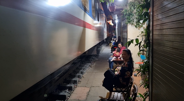 Video: Du khách liều mình trải nghiệm cà phê đường tàu ở Hà Nội - Ảnh 10.