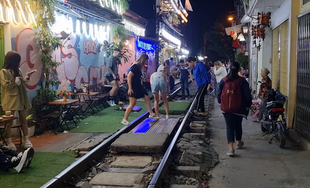 Video: Du khách liều mình trải nghiệm cà phê đường tàu ở Hà Nội - Ảnh 11.