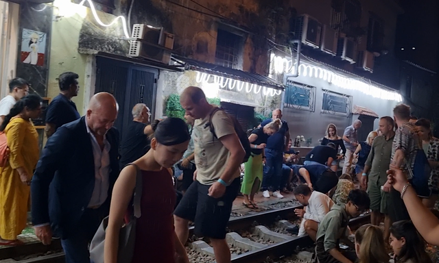 Video: Du khách liều mình trải nghiệm cà phê đường tàu ở Hà Nội - Ảnh 12.