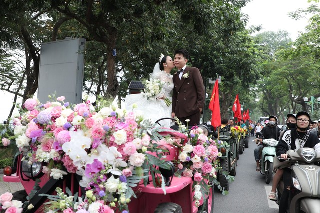 Dàn gần 30 xe Jeep cổ rước dâu tại Hà Nội- Ảnh 9.