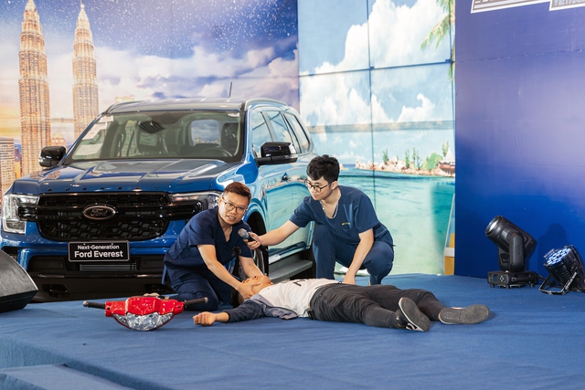 Bác sỹ Ngô Đức Hùng chia sẻ các kỹ năng sơ cứu dành cho các khách hàng Ford Việt Nam.