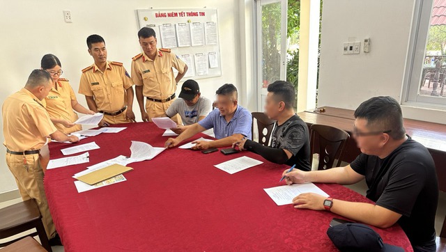 TP. HCM: CSGT xử phạt nhóm người chạy xe mô tô trên đường Phạm Văn Đồng- Ảnh 1.
