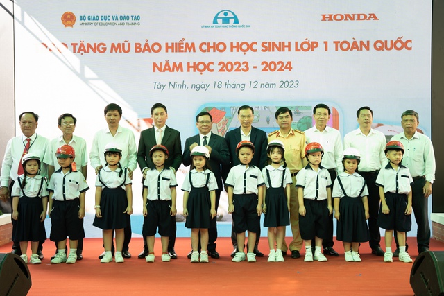 Các đại biểu trao tặng mũ bảo hiểm cho các em học sinh lớp Một trường Tiểu học Trương Định.  Honda Việt Nam phát động Trao tặng mũ bảo hiểm cho học sinh lớp Một khu vực phía Nam năm học 2023 – 2024