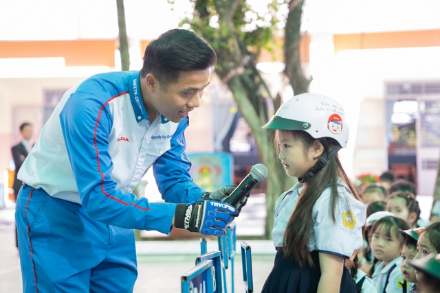 Các em học sinh thử tài kiến thức an toàn giao thông.  Honda Việt Nam phát động Trao tặng mũ bảo hiểm cho học sinh lớp Một khu vực phía Nam năm học 2023 – 2024