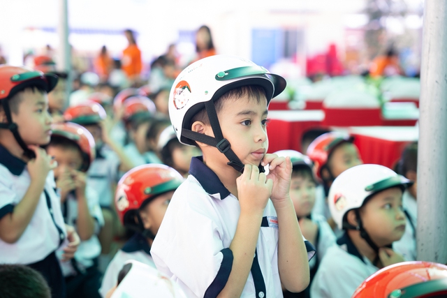 Các em học sinh thực hành đội mũ bảo hiểm đúng cách và an toàn.  Honda Việt Nam phát động Trao tặng mũ bảo hiểm cho học sinh lớp Một khu vực phía Nam năm học 2023 – 2024