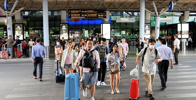 Sân bay Tân Sơn Nhất dự kiến đón 140.000 khách/ngày cao điểm tết Nguyên đán Giáp Thìn 2024- Ảnh 1.