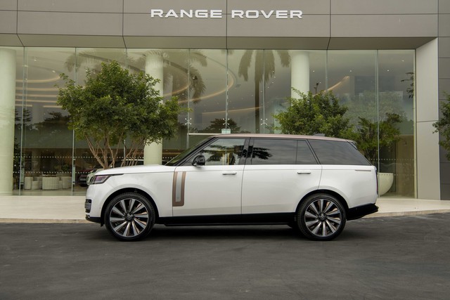 Range Rover SV ra mắt khách Việt, giá bán hơn 25,5 tỷ đồng- Ảnh 1.